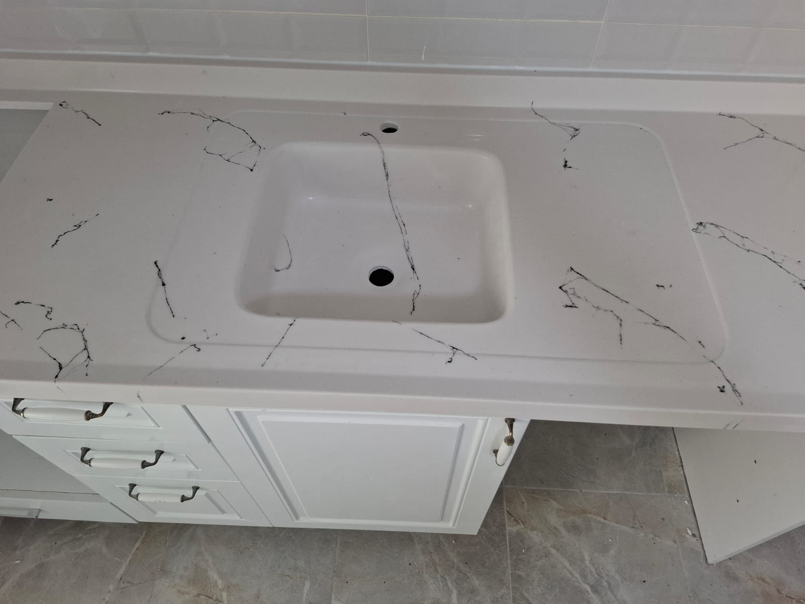 Ankara mutfak dolap gri camlak fayans