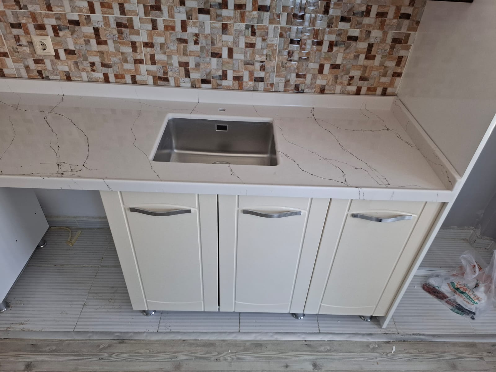 Ankara mutfak tezgah beyaz ocak montaj